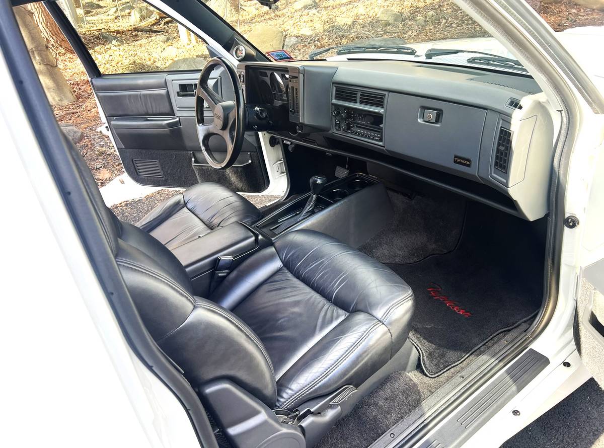 Gmc-typhoon-1993-white-14