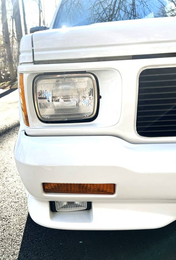 Gmc-typhoon-1993-white-3