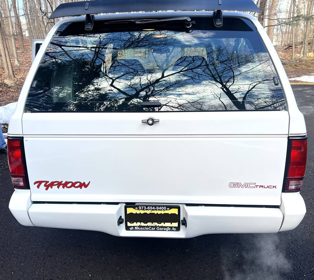 Gmc-typhoon-1993-white-4