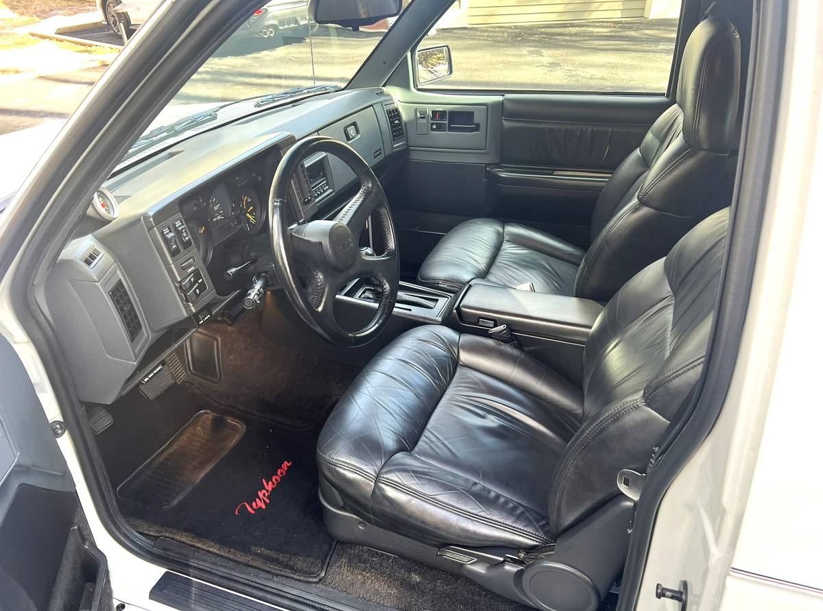 Gmc-typhoon-1993-white-9