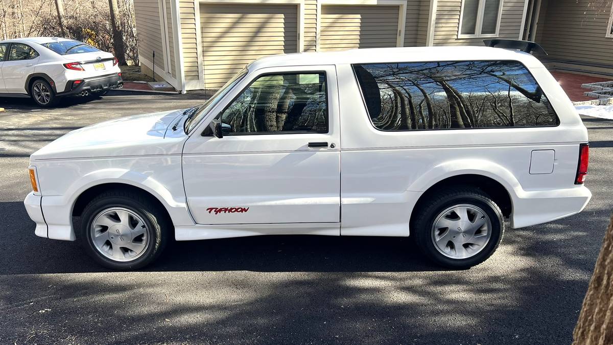 Gmc-typhoon-1993-white