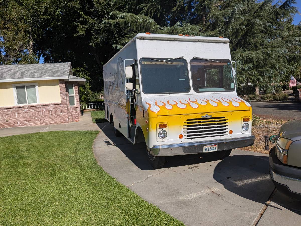 Gruman-p10-step-van-diesel-1980-white-8