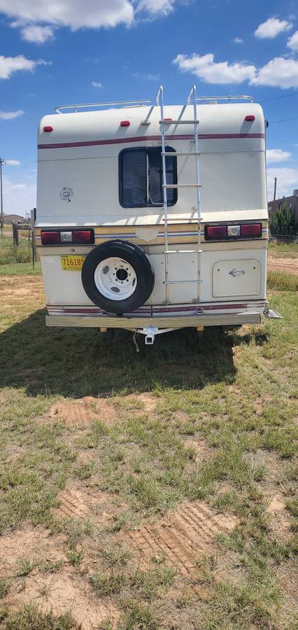 Holiday-ford-class-c-rv-1979-white-1