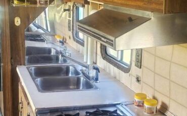 Holiday-ford-class-c-rv-1979-white-11