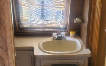 Holiday-ford-class-c-rv-1979-white-14