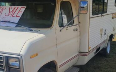 Holiday-ford-class-c-rv-1979-white-2