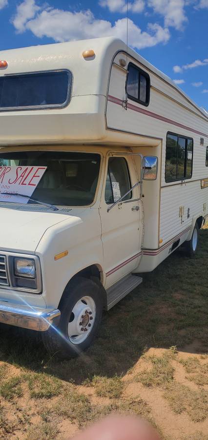 Holiday-ford-class-c-rv-1979-white-2