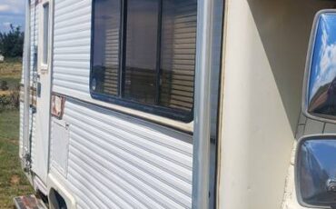 Holiday-ford-class-c-rv-1979-white-3