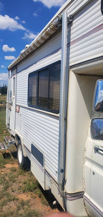 Holiday-ford-class-c-rv-1979-white-3