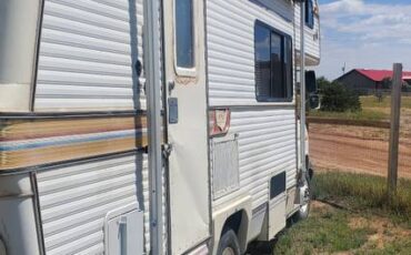 Holiday-ford-class-c-rv-1979-white-5