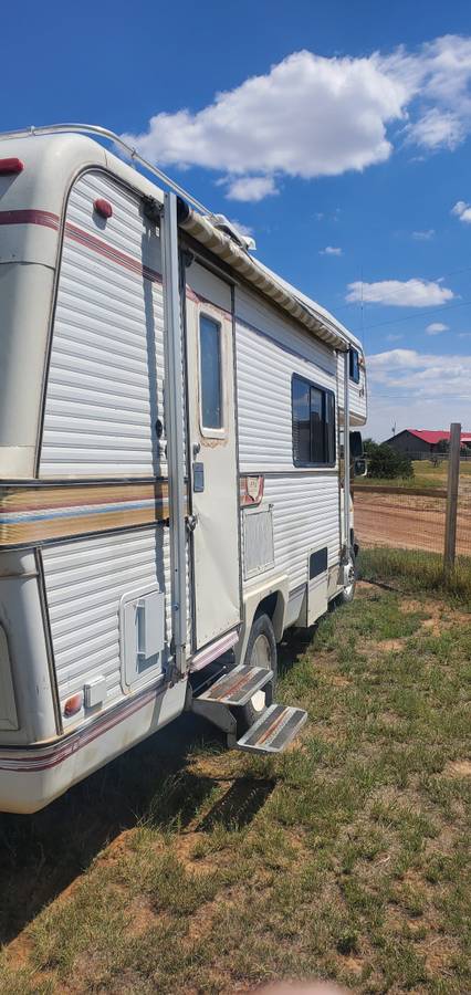 Holiday-ford-class-c-rv-1979-white-5