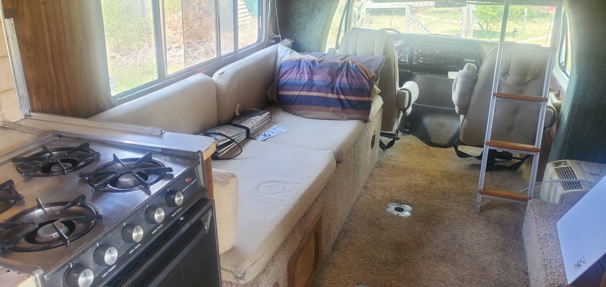 Holiday-ford-class-c-rv-1979-white-6