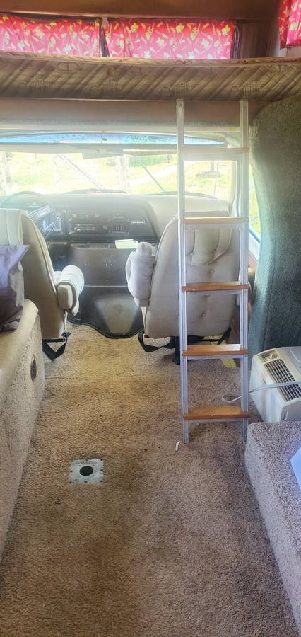 Holiday-ford-class-c-rv-1979-white-7