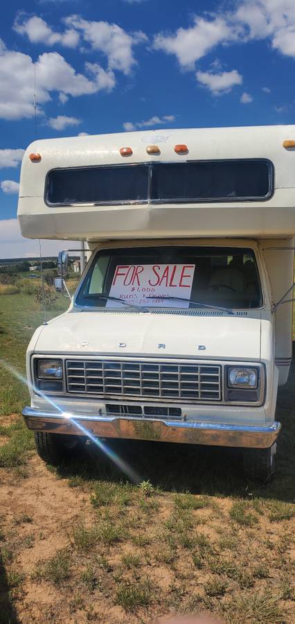 Holiday-ford-class-c-rv-1979-white