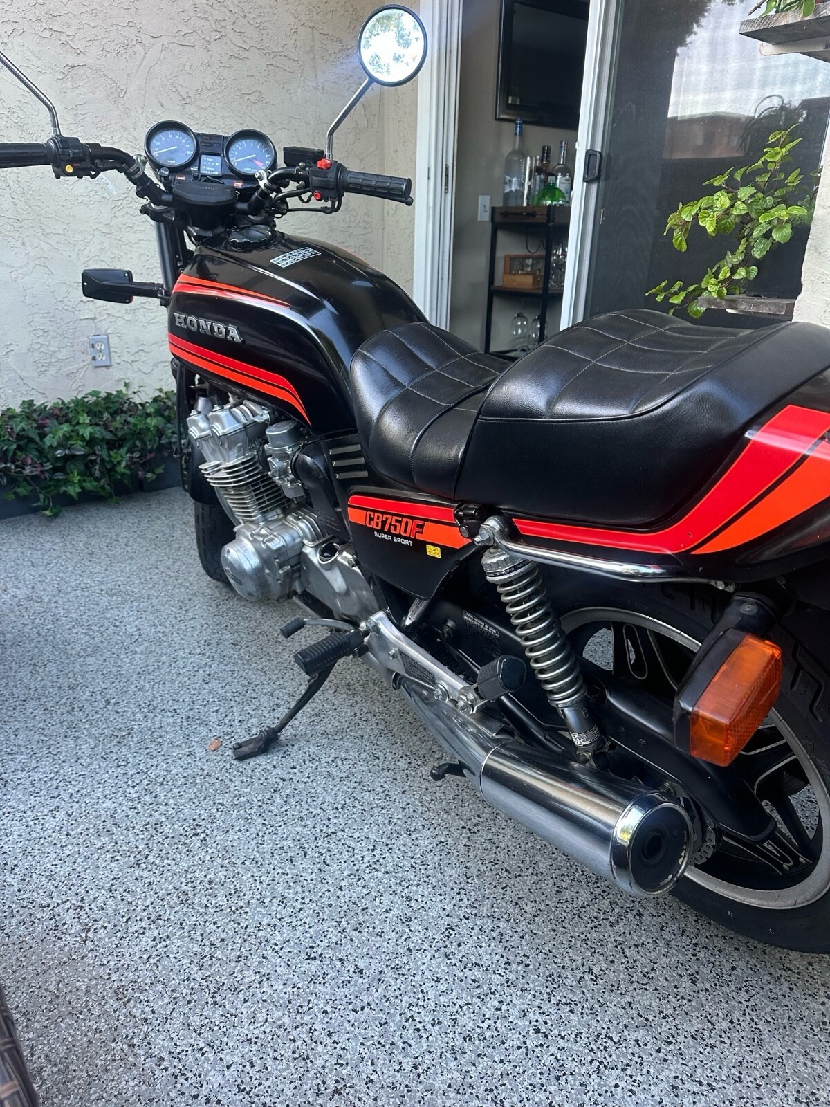 Honda-CB750F-1981-4