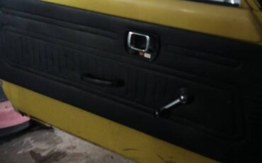 Honda-civic-hatchback-1976-yellow-12