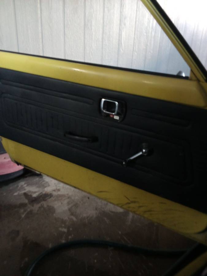 Honda-civic-hatchback-1976-yellow-12