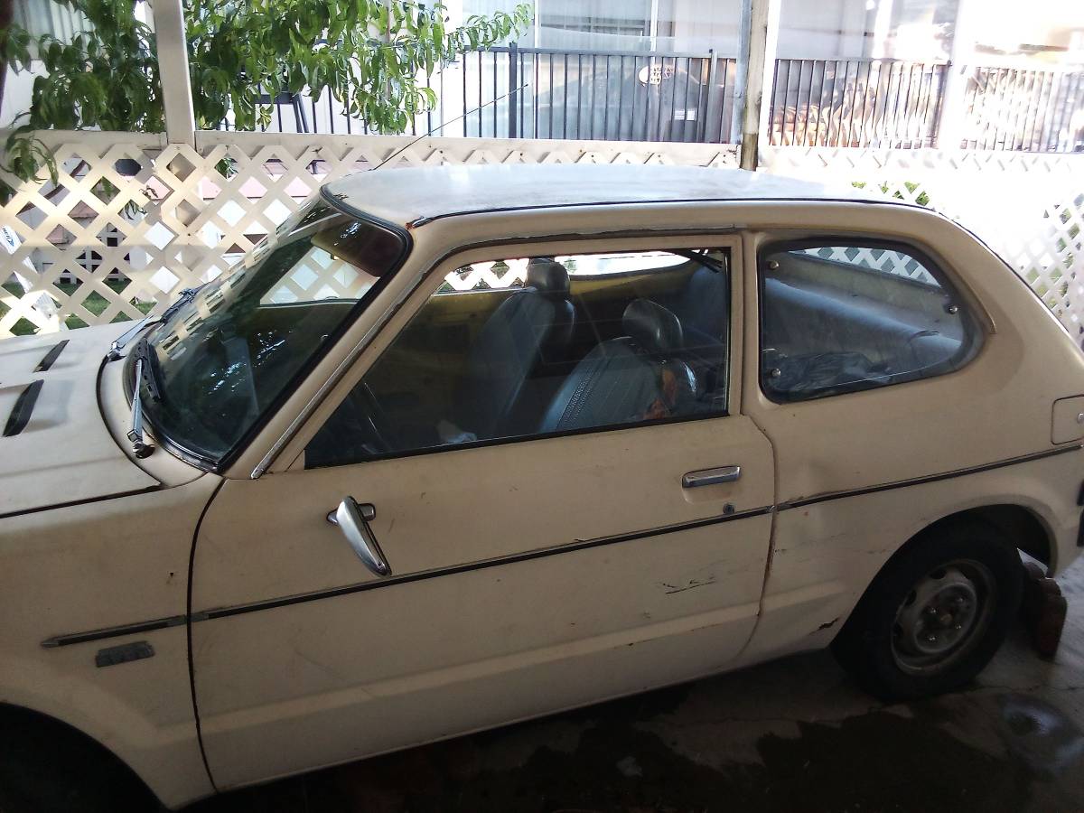 Honda-civic-hatchback-1976-yellow-13