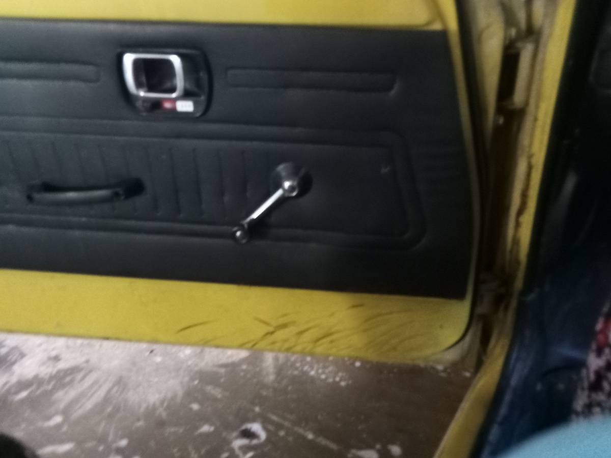 Honda-civic-hatchback-1976-yellow