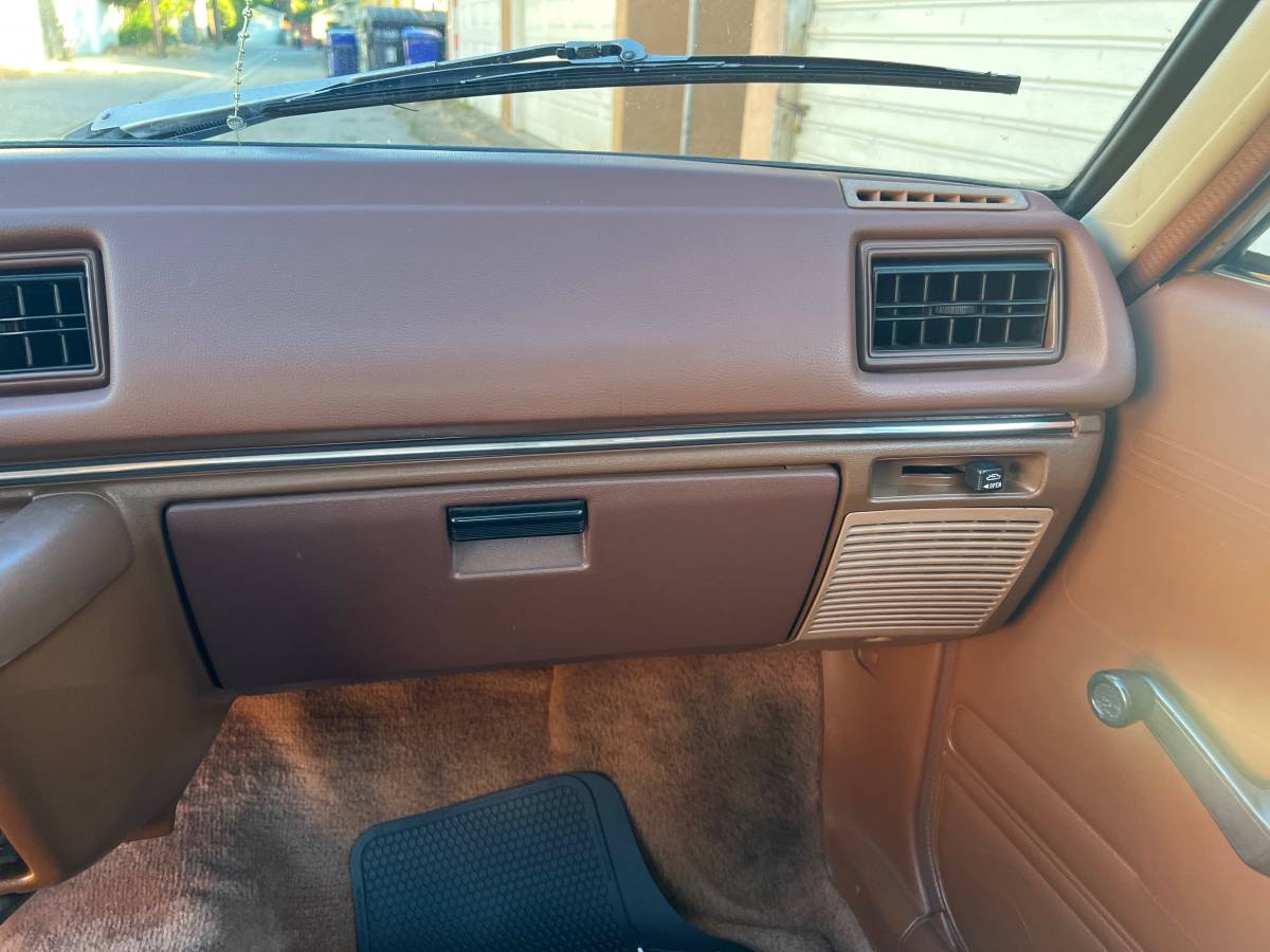 Honda-civic-wagon-1981-brown-16