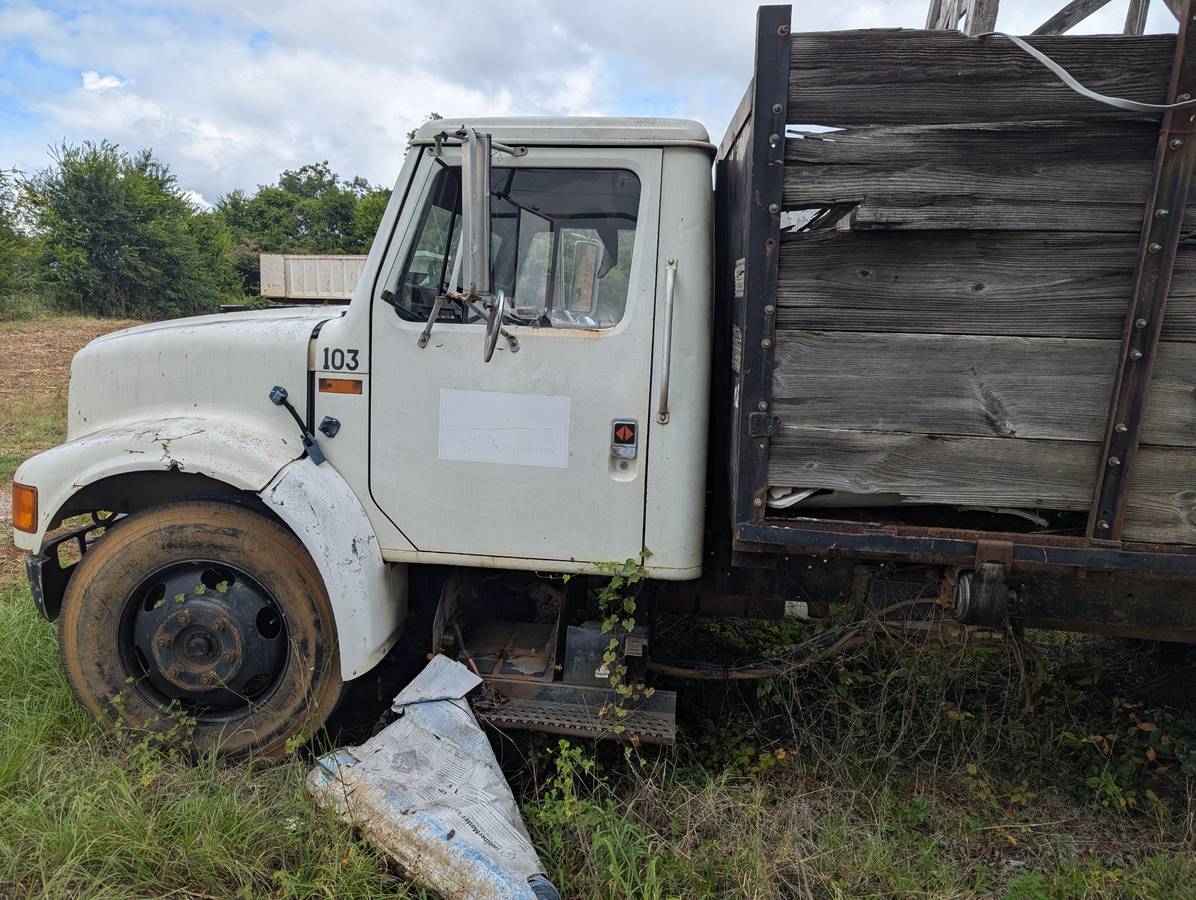 International-4600-diesel-1990-white-2
