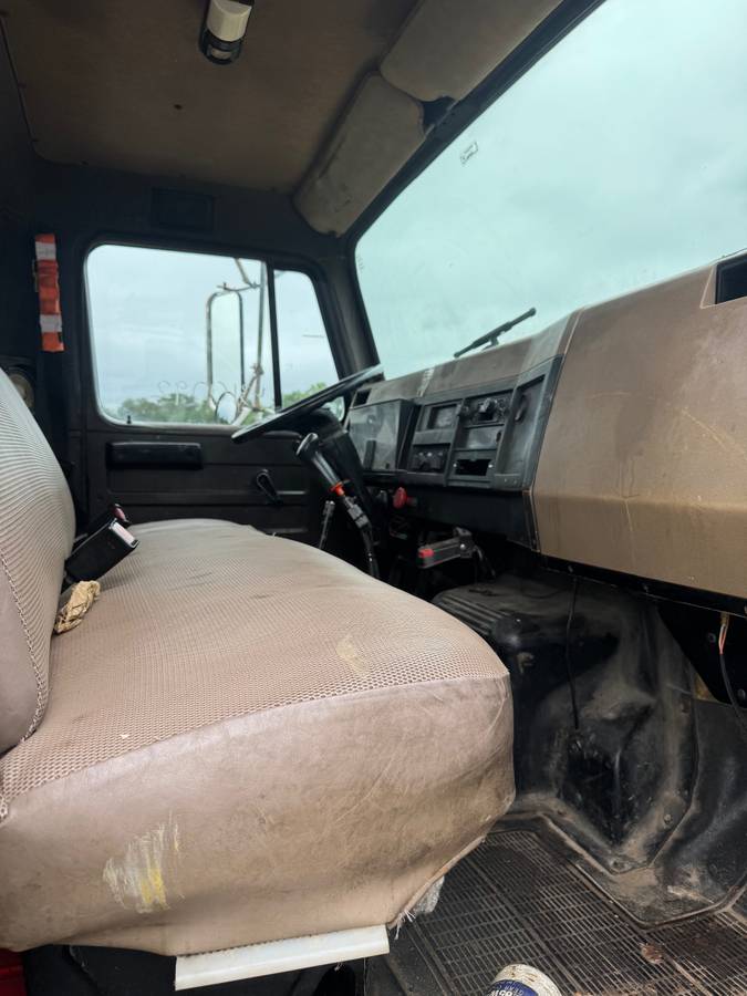 International-4700-diesel-1993-yellow-11