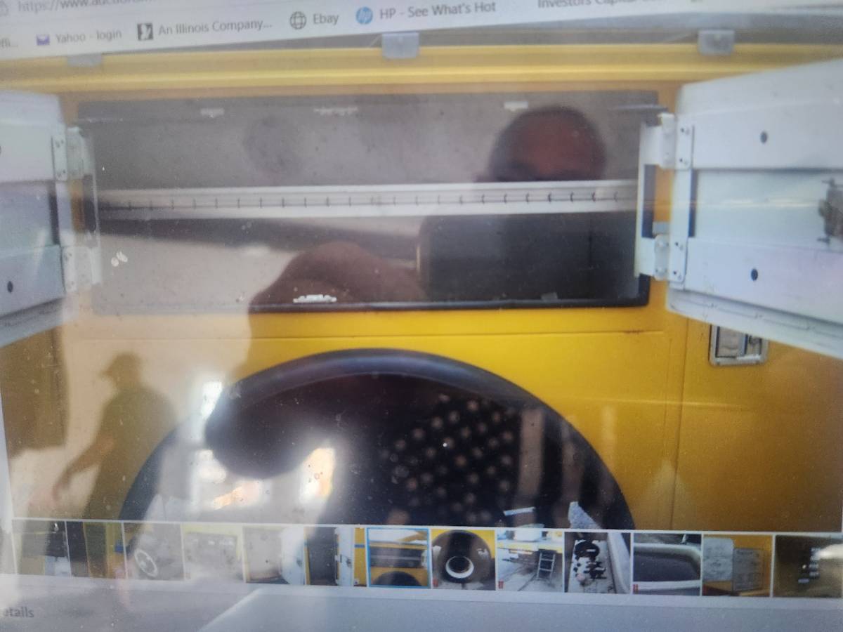 International-4700-diesel-1995-yellow-3