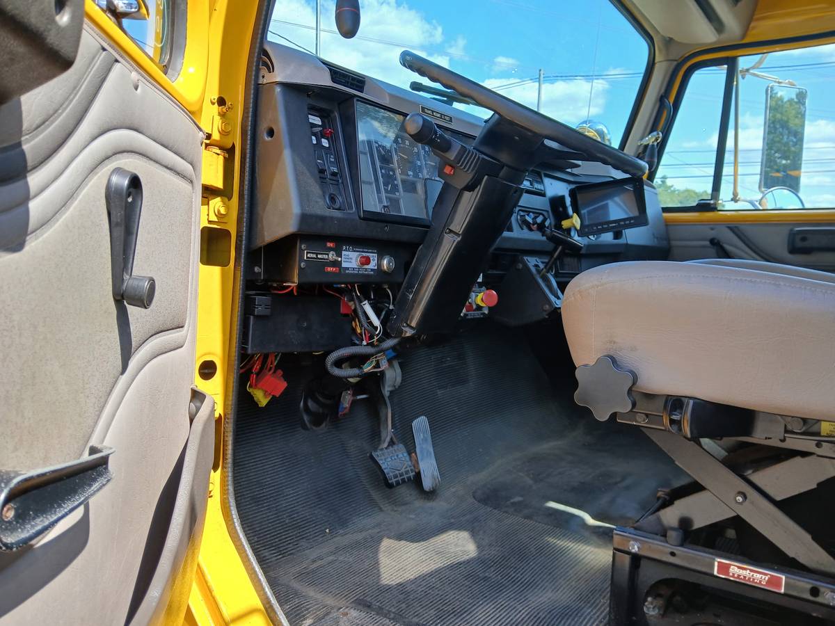 International-4700-diesel-1995-yellow-7