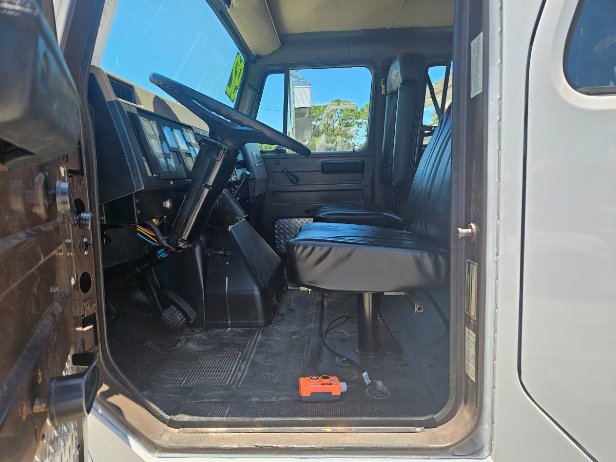 International-4900-diesel-1992-white-13