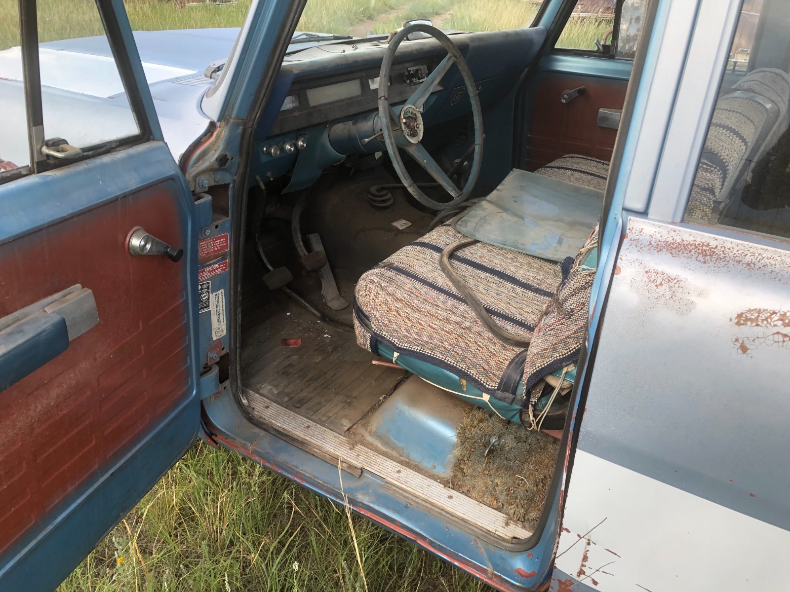 International-Harvester-Travelall-1970-17