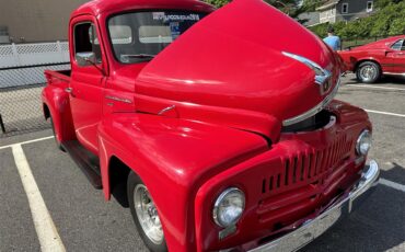 International-L-series-1950-Red-flake-Black-and-red