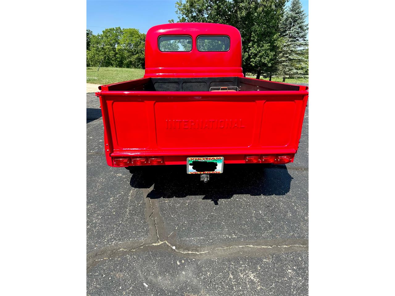 International-L-series-1950-Red-flake-Black-and-red-5