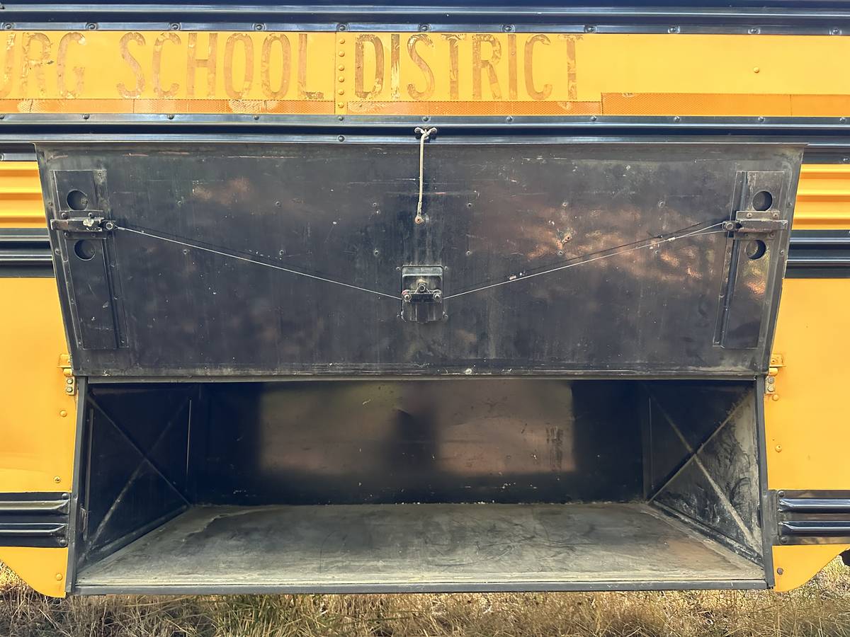 International-blue-bird-model-3800a-diesel-1993-3