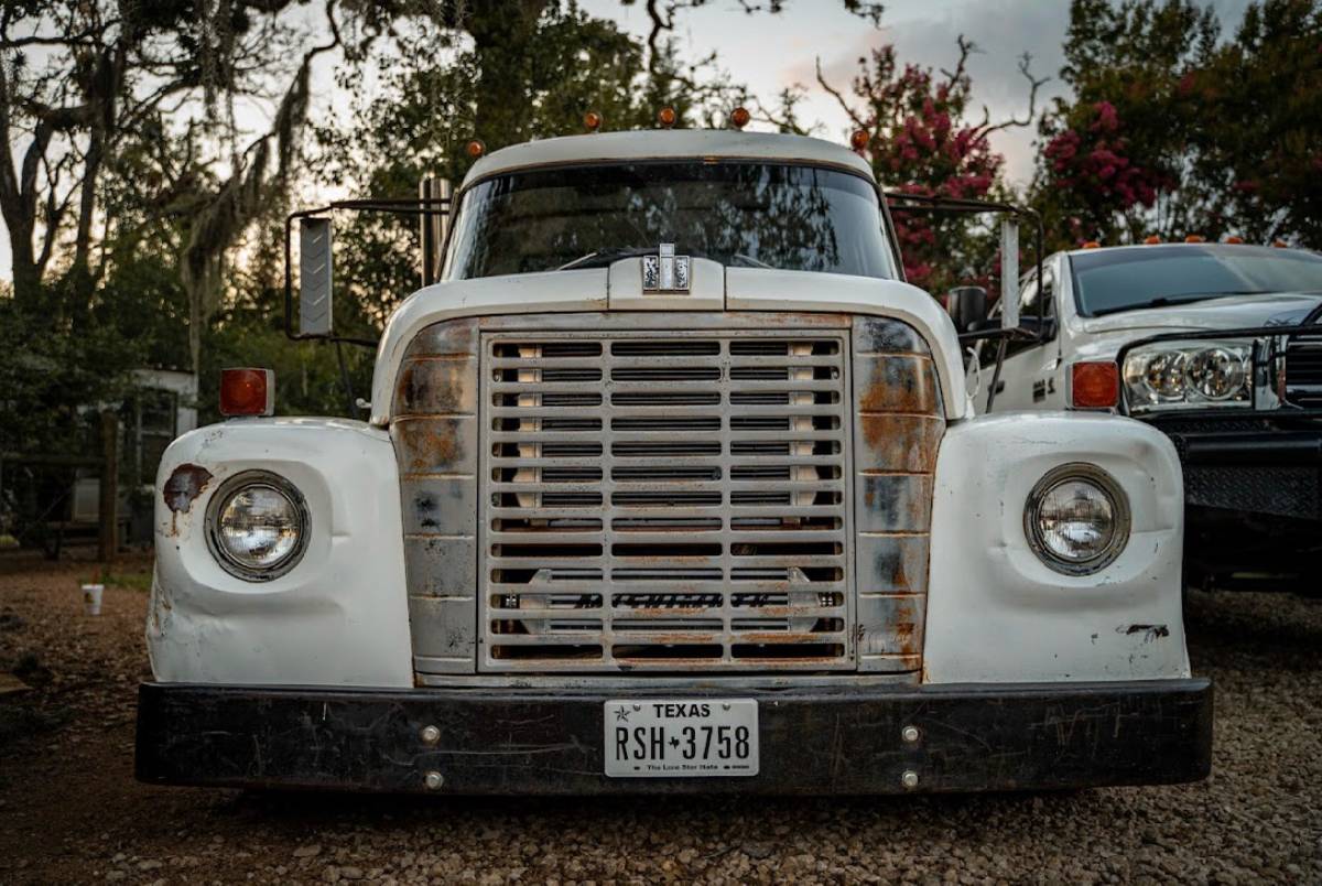 International-diesel-1973-white-1