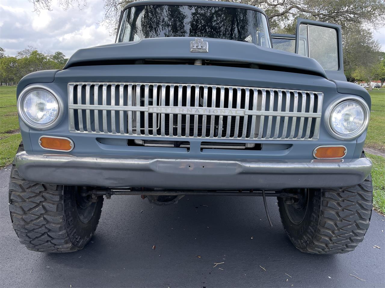 International-harvester-C-series-1966-Blue-Gray-Black-gray-tan-12