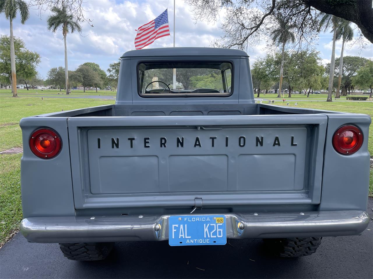 International-harvester-C-series-1966-Blue-Gray-Black-gray-tan-2