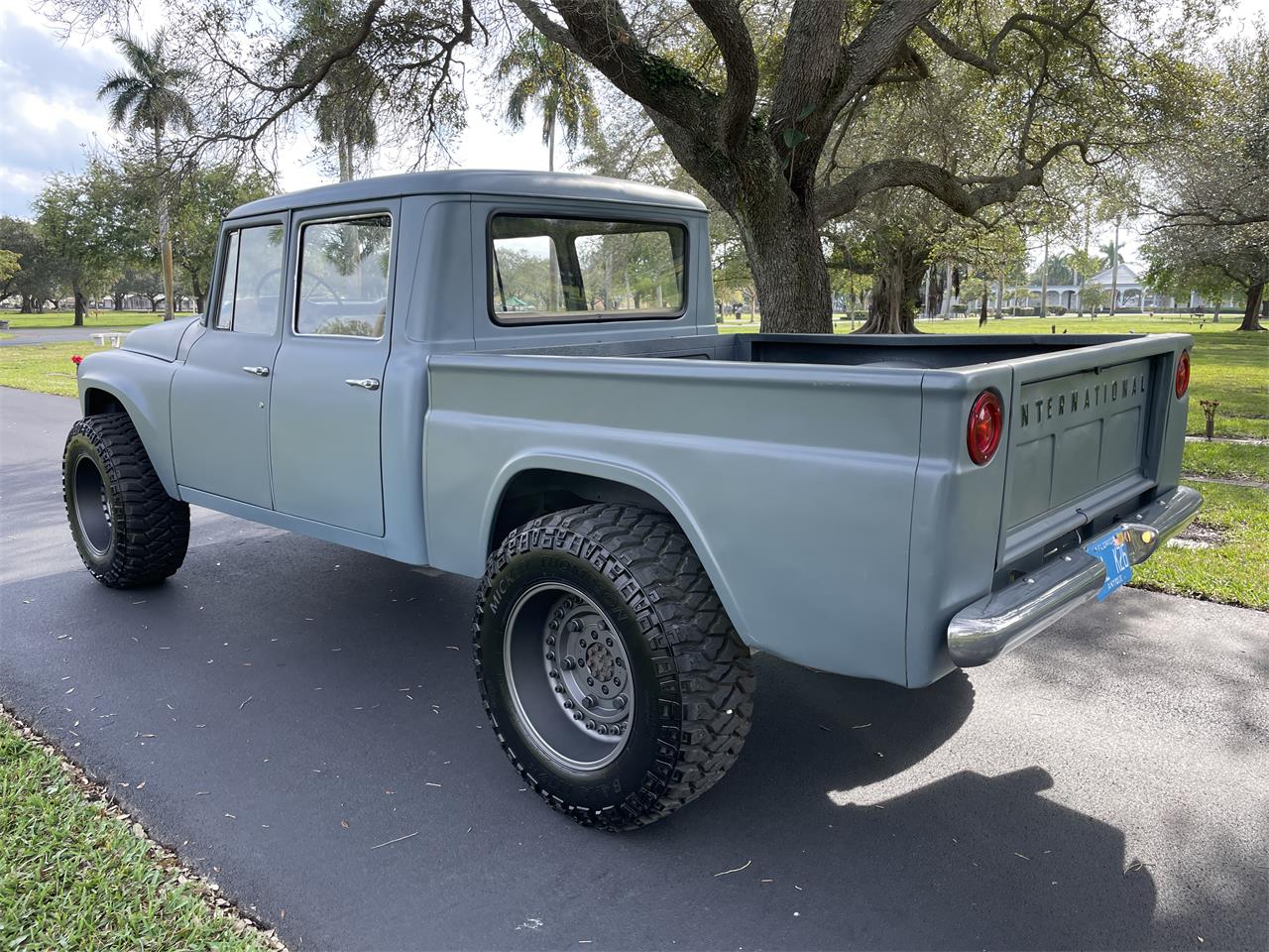 International-harvester-C-series-1966-Blue-Gray-Black-gray-tan-3