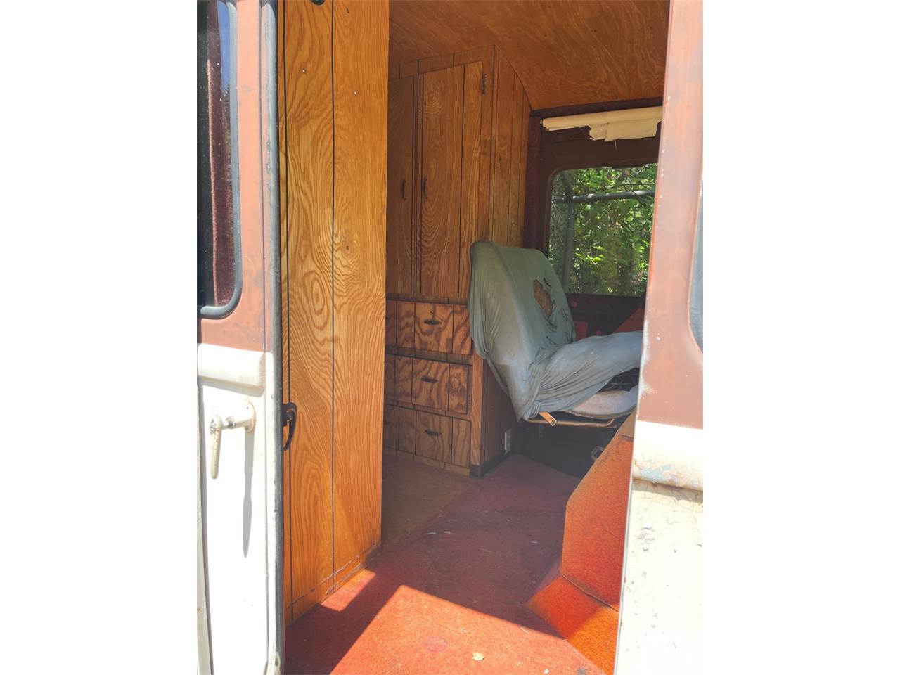 International-harvester-Metro-motor-home-1959-White-Maroon-2