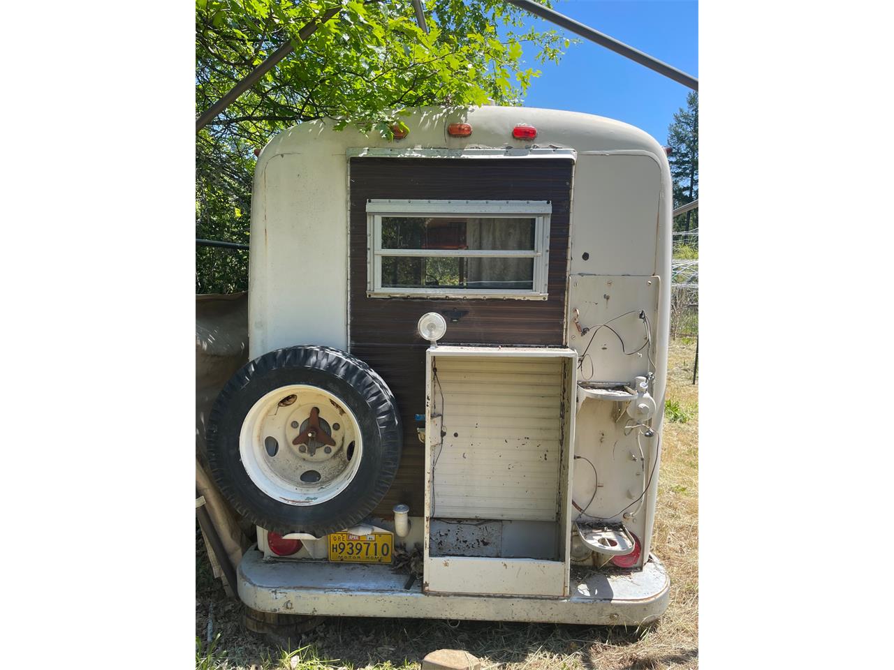 International-harvester-Metro-motor-home-1959-White-Maroon-5