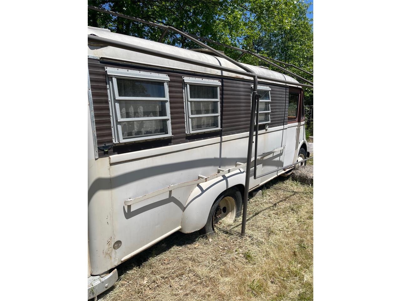 International-harvester-Metro-motor-home-1959-White-Maroon
