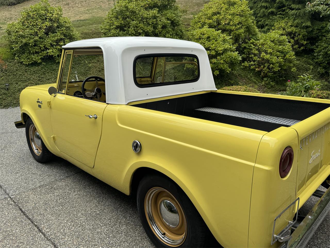 International-harvester-Scout-1963-Yellow-Tan-2