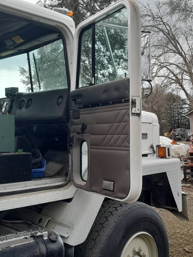 International-moddl-5070-diesel-1993-white-2