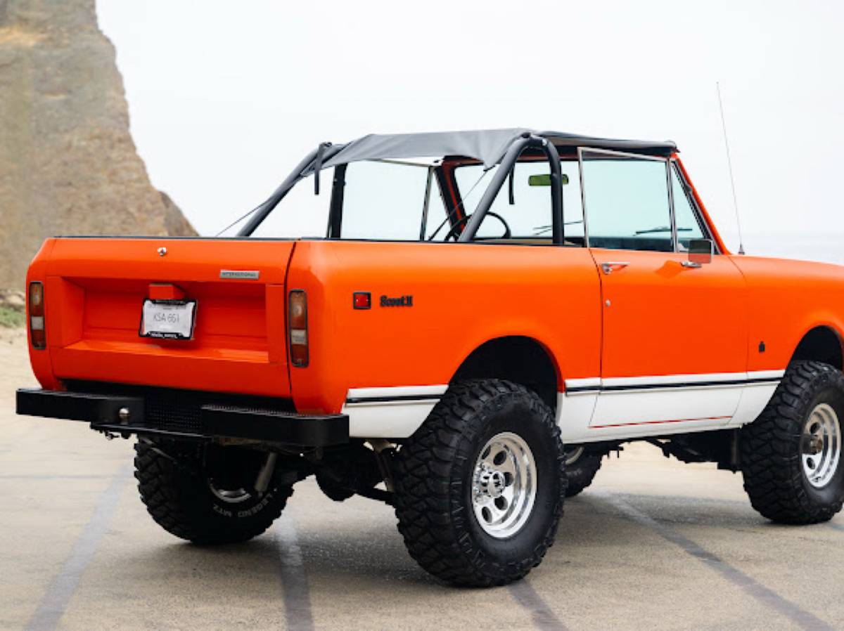 International-scout-1975-orange-11