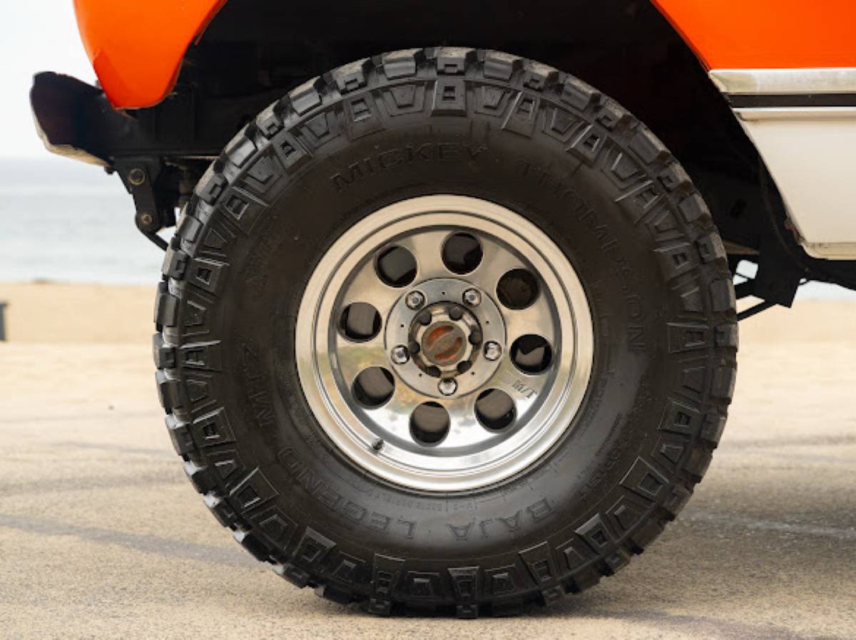 International-scout-1975-orange-12