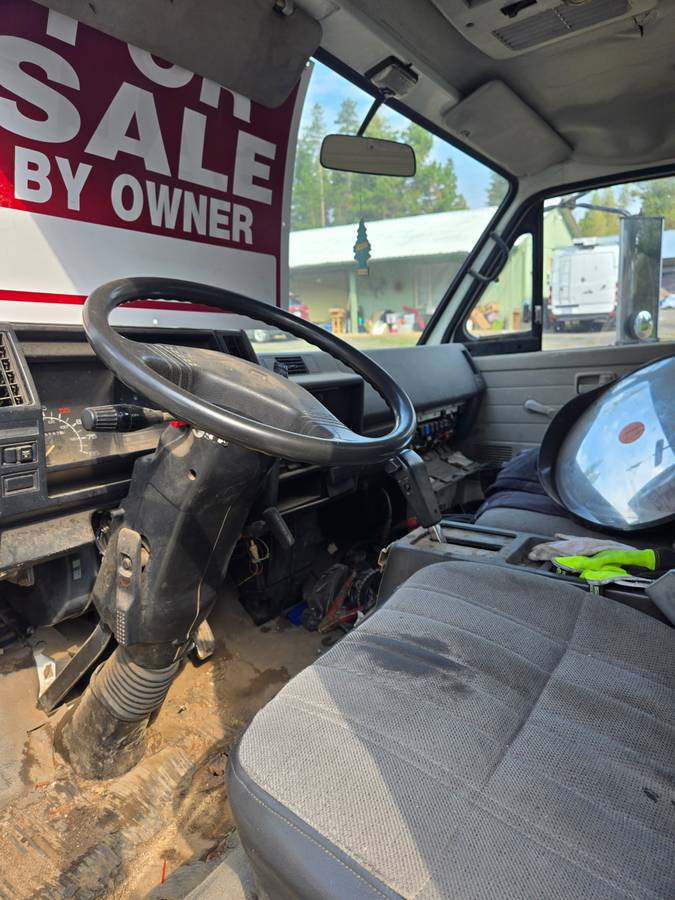 Isuzu-box-truck-diesel-1991-2