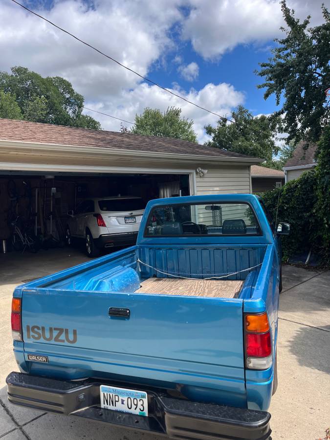 Isuzu-pickup-1989-blue-1