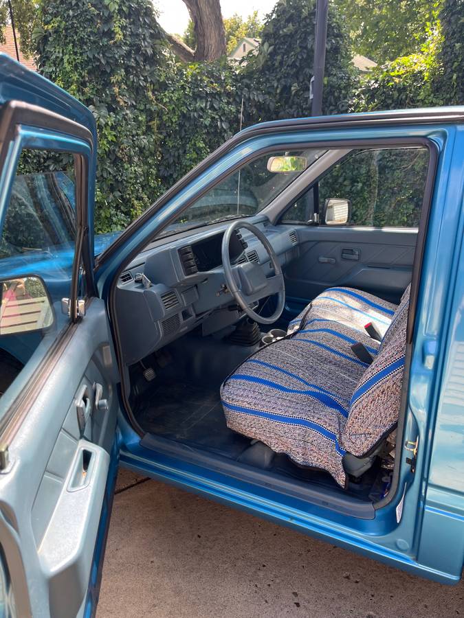 Isuzu-pickup-1989-blue-5