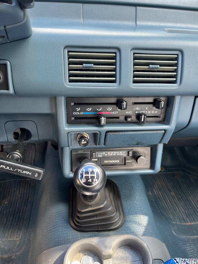 Isuzu-pickup-1989-blue-8