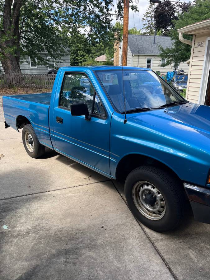 Isuzu-pickup-1989-blue