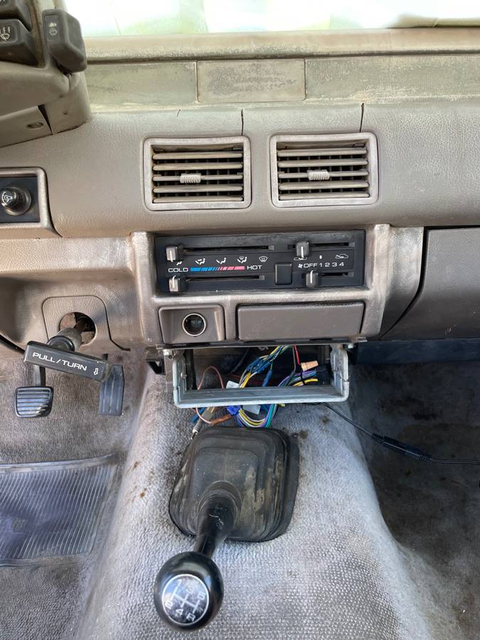 Isuzu-pickup-1992-black-11